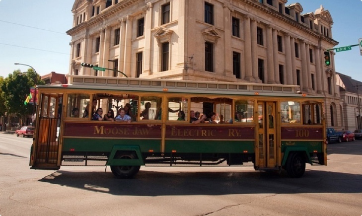 Trolley turning the corner